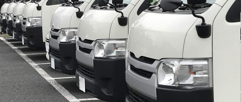 地図の上にのったコンパスと自動車の模型